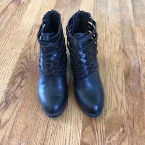 Black heel ankles boots